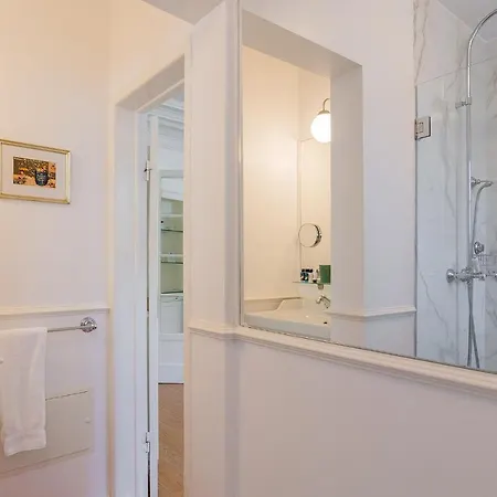 House, 18 Apartman