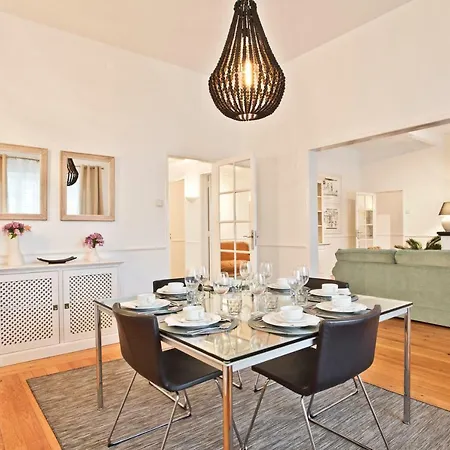 House, 18 Apartman *