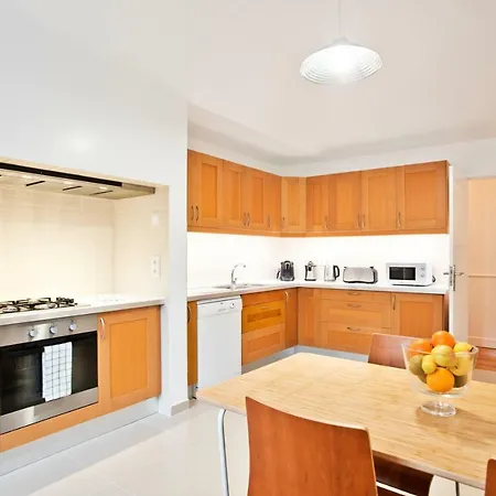 House, 18 Apartman *
