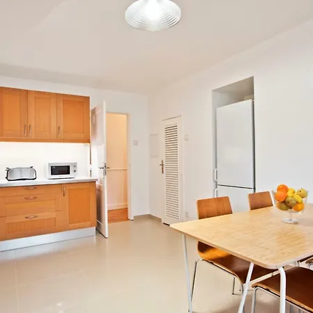Apartman House, 18 *
